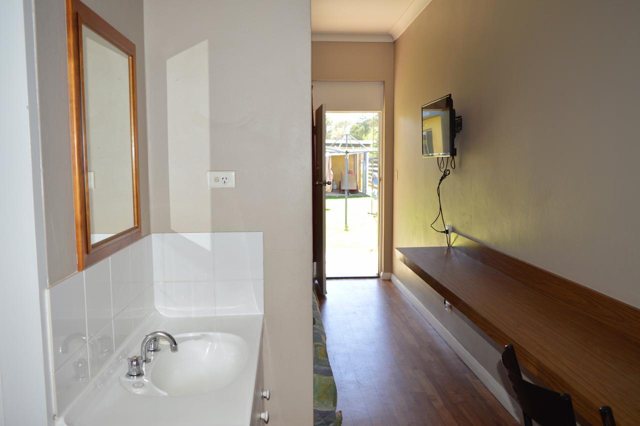 Brolga Hotel Motel - Coleambally Exterior photo